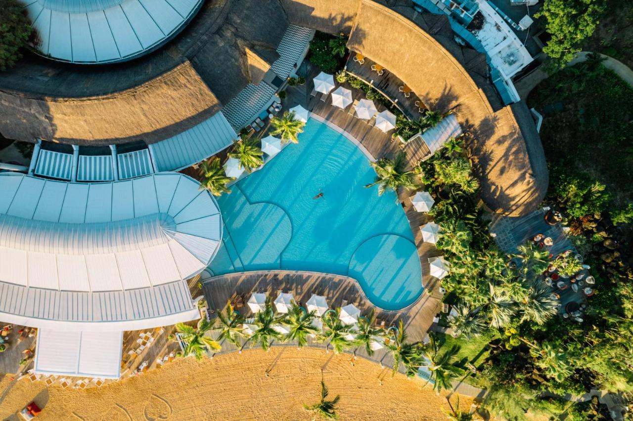 Lux* Grand Gaube Resort & Villas Exterior foto Aerial view of the pool