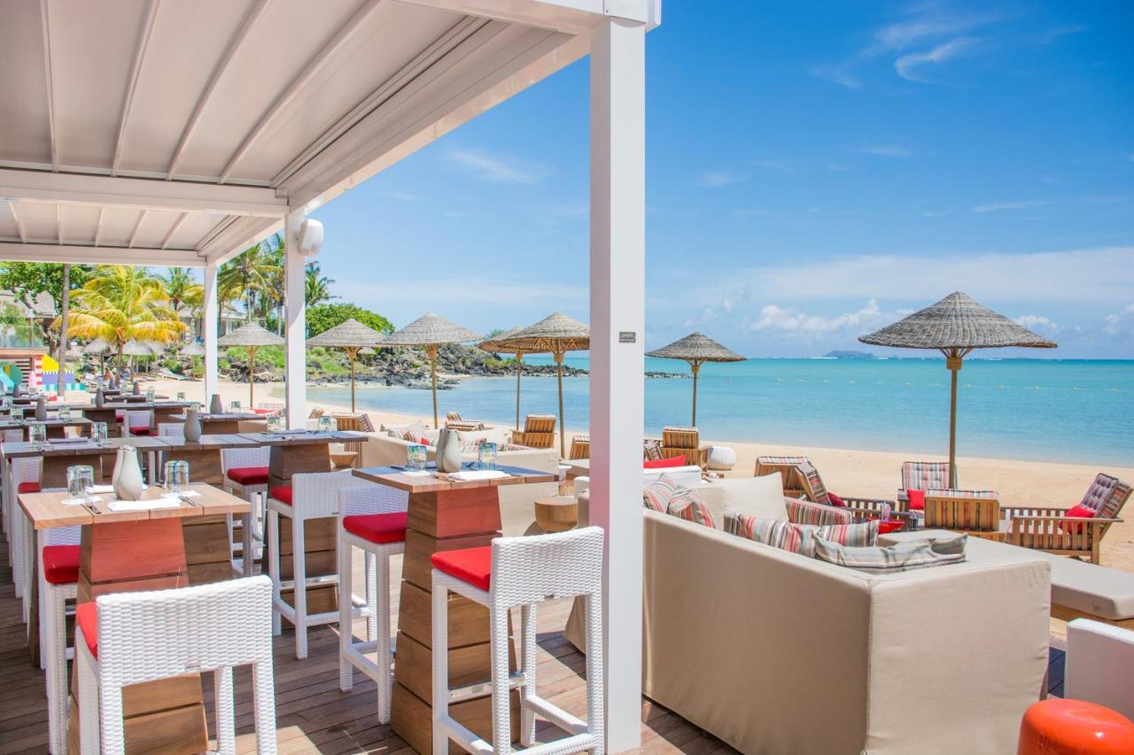 Lux* Grand Gaube Resort & Villas Exterior foto Beachfront dining at the resort