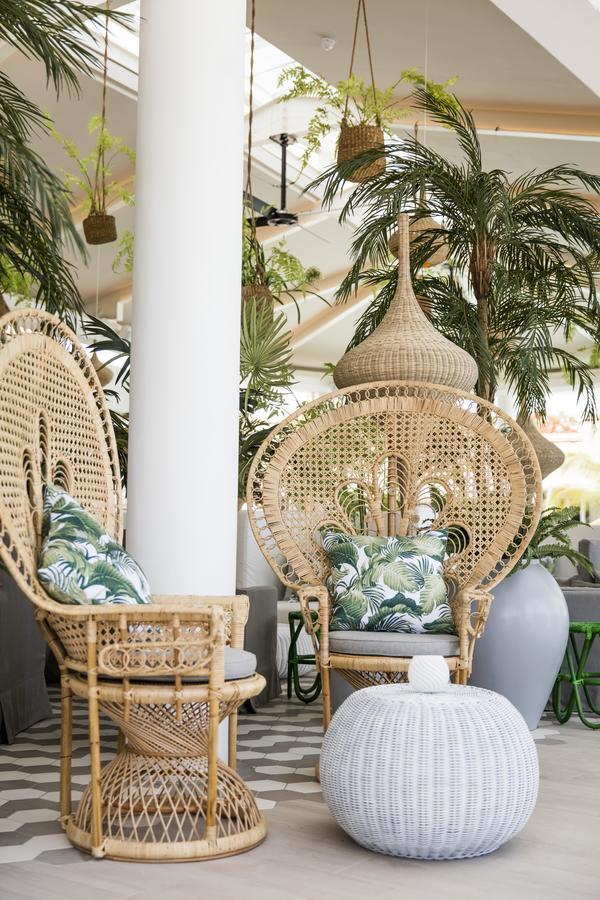 Lux* Grand Gaube Resort & Villas Exterior foto A pair of peacock chairs