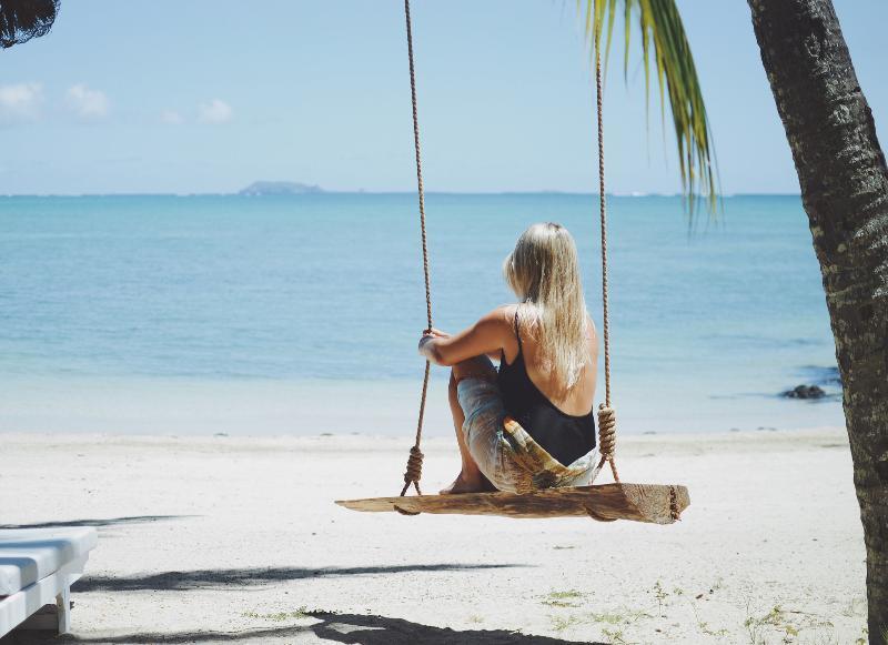 Lux* Grand Gaube Resort & Villas Exterior foto A woman on a swing