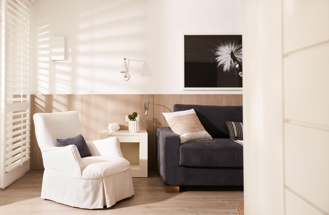 Lux* Grand Gaube Resort & Villas Exterior foto A living room with a white armchair and a blue sofa