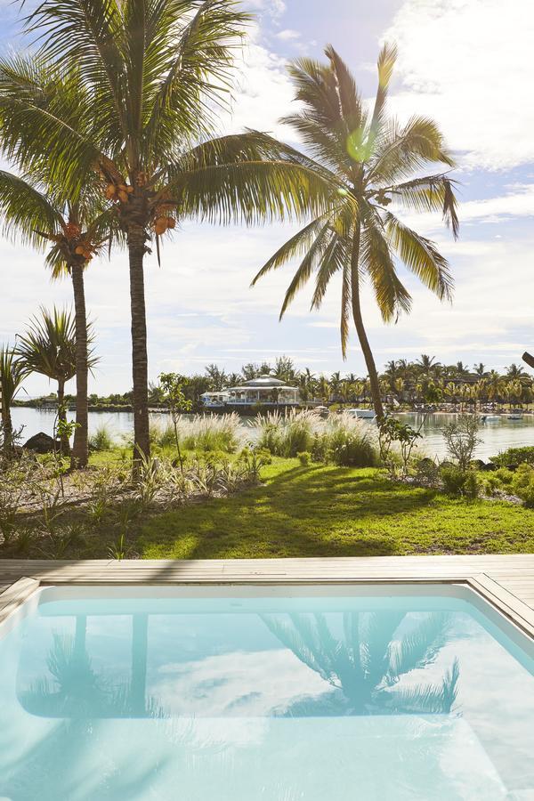 Lux* Grand Gaube Resort & Villas Exterior foto View of the lagoon from the hotel